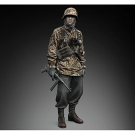 Royal Model: German SS soldier with MP 40-WWII (1/16 scale)