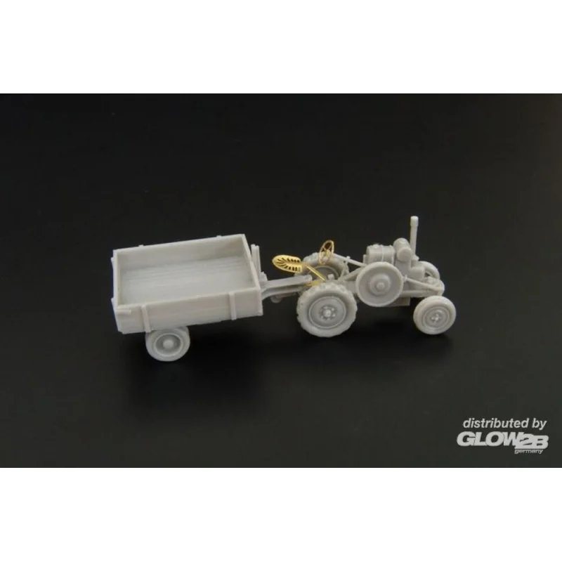 Tractor Svoboda with trailer Military model kit