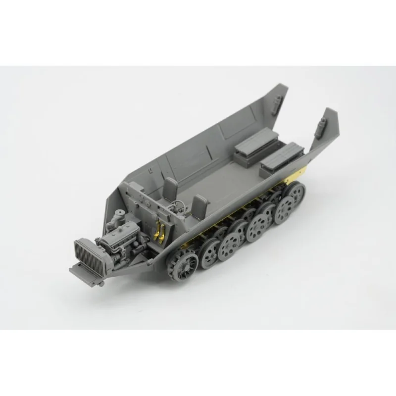 BORDER MODEL: 1/35; Sd.Kfz.251 /1 Ausf.D with R35 turret with PE and workable tracks