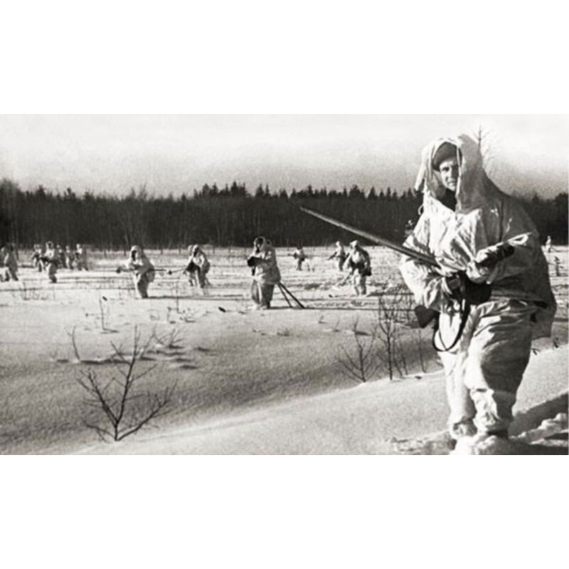 Soviet soldiers on ski Figures